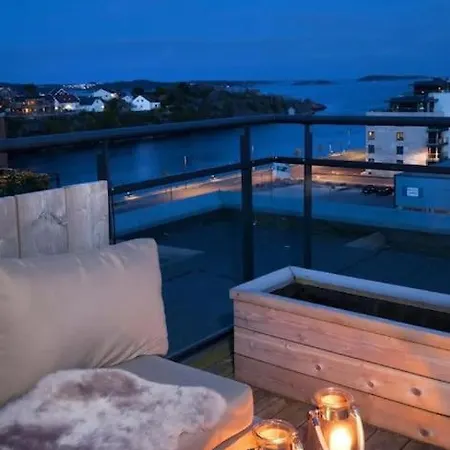Nyoppusset Med Takterrasse 1 Min Fra Bystranda I Διαμέρισμα
