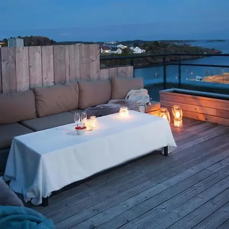Nyoppusset Med Takterrasse 1 Min Fra Bystranda I Διαμέρισμα